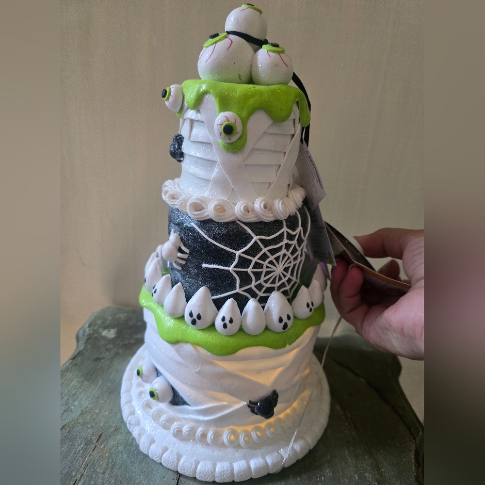 White and Green Halloween Cake Decoration - Picture 2 of 4